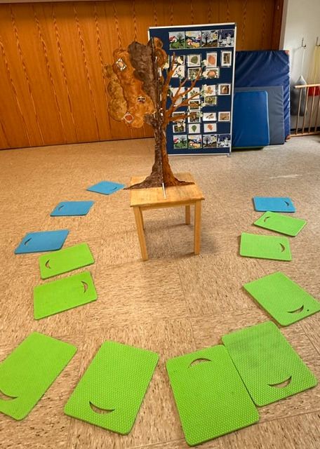 Kinder beim Baumprojekt im Freien