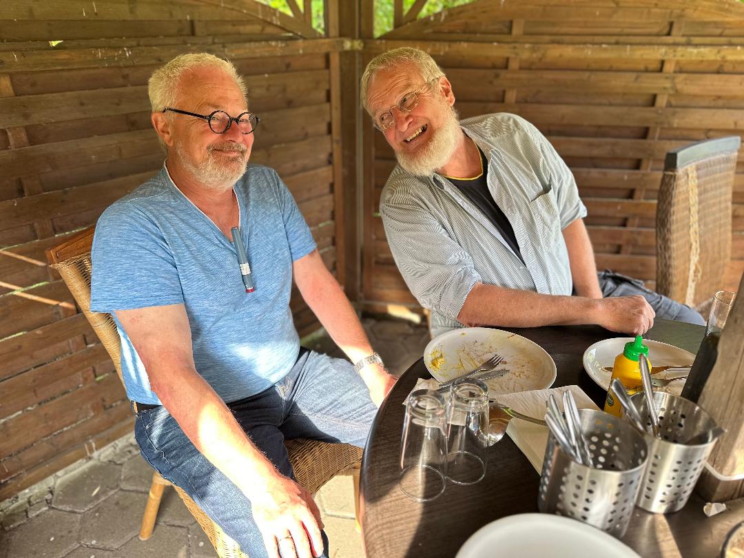 Zwei Vereinsmitglieder im Gespräch bei einem geselligen Treffen
